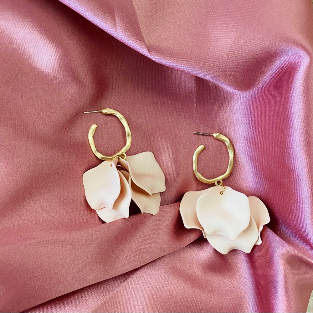 💙💕LAST ONE Cream White Flower Panel  Earrings - Picture 6 of 9